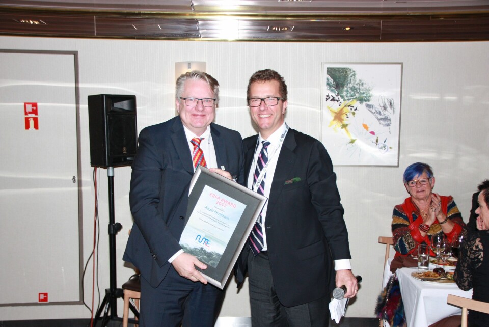 Heder og verdighet: Mangeårlig styreleder og styremedlem Roger Kristensen (til v.) ble tildelt ERFA Award. Det var adm.dir. Erlend Prytz som stod for overrekkelsen av diplom og merke. Foto: Asle Strønen