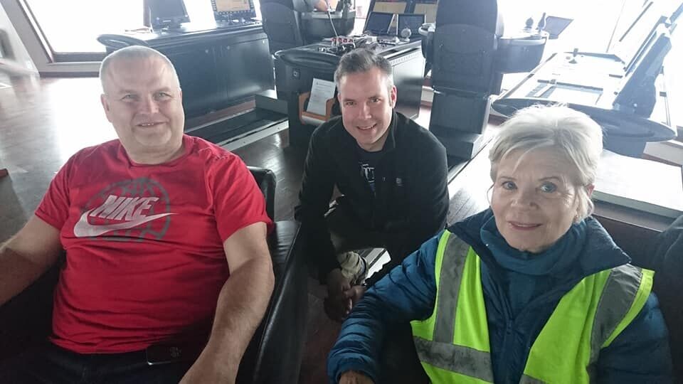 Kaptein Ståle Kvalbein (tv) om bord i 'Island Champion' og styrmann Kolbein Hyldbakk fikk besøk av Erna fra kjerka på hennes siste offisielle runde på skipsbesøk i Aberdeen. Foto:Sjømannskirken.