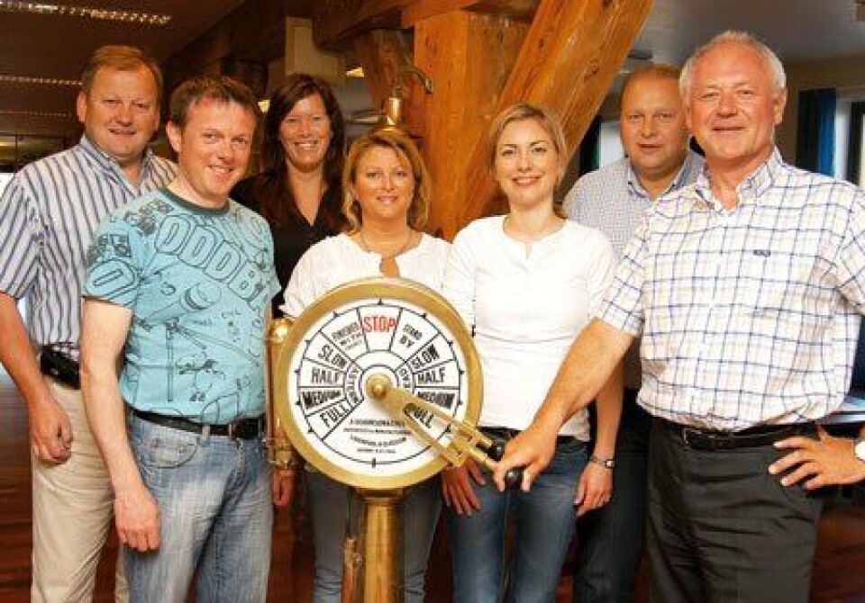 Noen av de ansatte samlet i kontorene i Ålesund. Daglig leder Peder R. Myklebust (til v.), Roald Leikanger, Gunn Fjørtoft, Norunn Bugge, Merete Halkjelsvik, Kristian Saunes og John Ivar Olsen.