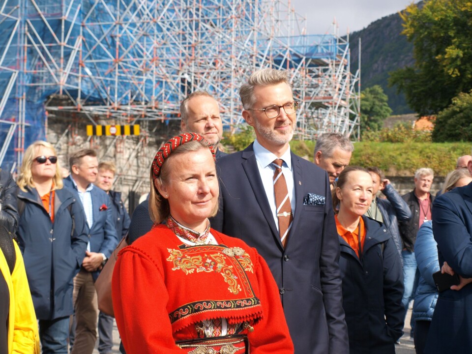 Kystdirektør Einar Vik Arset og gudmor for OV «Hekkingen» Elisabeth Aarsæther under dåpen i Bergen. Foto: Alf Arne Borgund/Kystverket