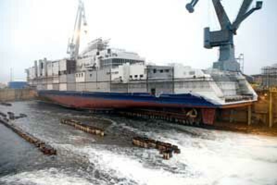 «SuperSpeed 2» sjøsettes. Levering er planlagt til 5. juni. Begge fergene er forsinket fra verftet i Finland.