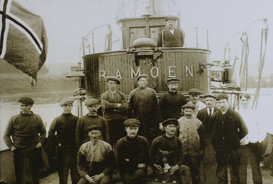 Stolte eiere og fiskere på 'Ramoen'. Fra Skipsrevyen nr. 2/2012.