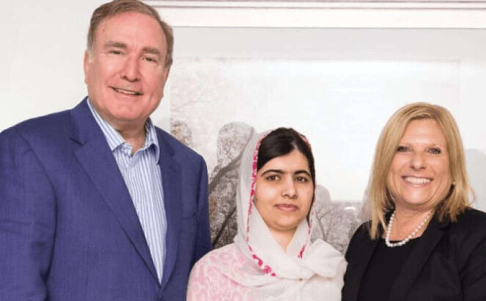 Malala Yousafzai flanker av Richard Fain og Ellen Stebekk Foto: Celebrity Cruises