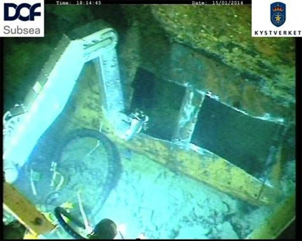 Kystverket og DOF lykkes i å få tilkomst til en del av kjølen på U-864. (Foto: Kystverket/ DOF)