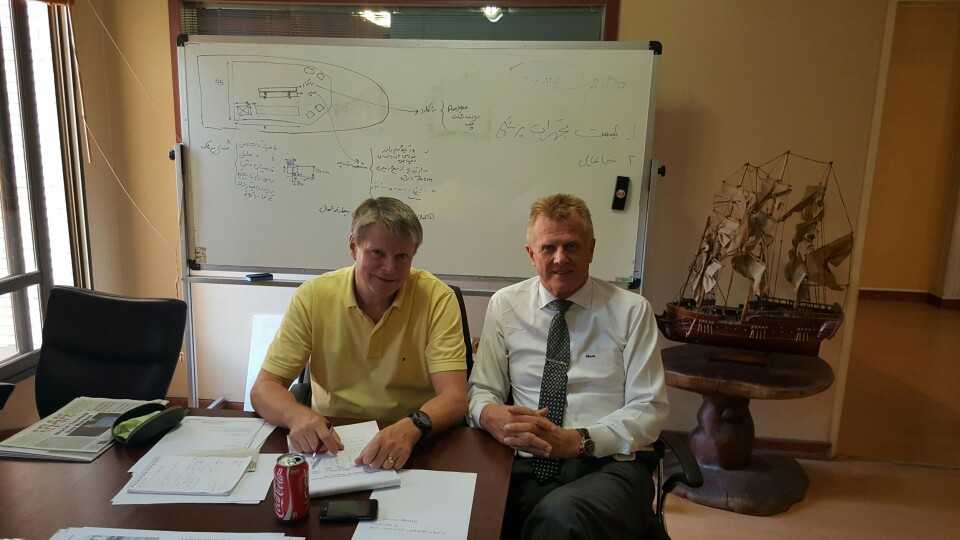 Adm.dir. Bjørn Fjellhaugen (til h.) og bransjesjef i Norsk Industri Lars Gørvell-Dahll fotografert i dag i Båtservice sine kontorer i Teheran.