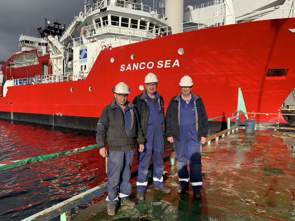 Lars Arnesen, Morten Leine og Arild Martin Jensholm framfor Sanco Sea. Også flåten dei står på er faktisk bygd på Voldnes. Foto: Myklebust Verft AS.