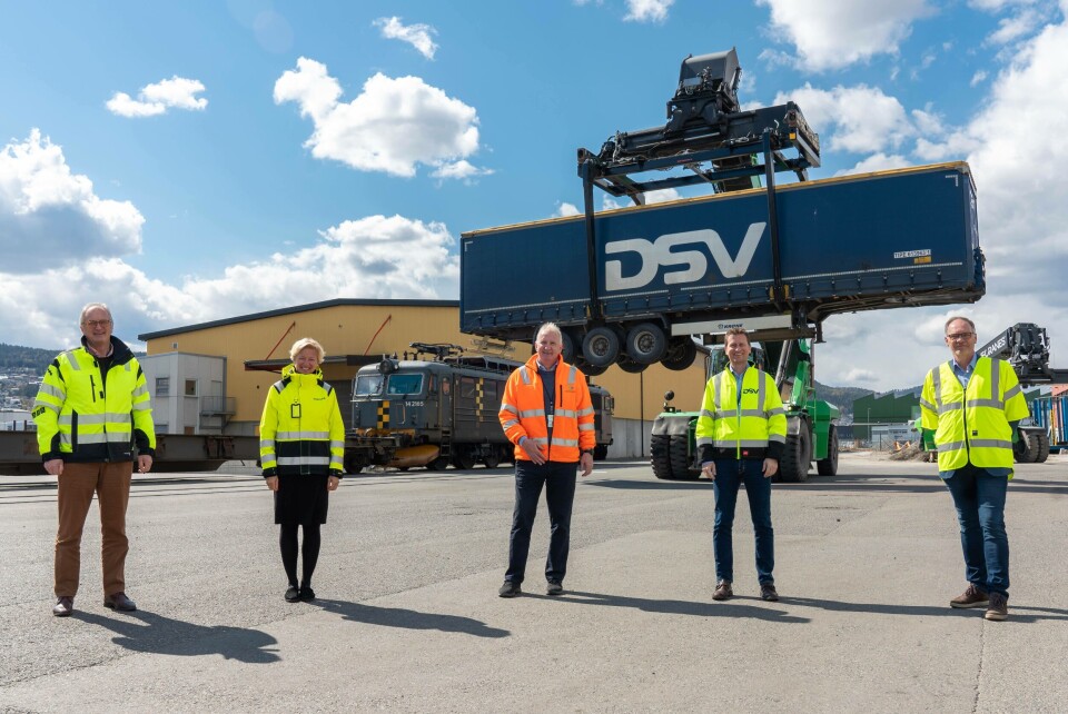 Fra venstre: Havnedirektør ved Drammen havn; Einar Olsen, administrerende direktør i Norgips; Hilde Kristin Herud, branch manager hos Greencarrier; Terje Alm, administrerende direktør i DSV Road AS i Norge; Rune Berg Stiansen og salgs- og markedsdirektør i CargoNet; Knut Brunstad. Foto: Drammen Havn