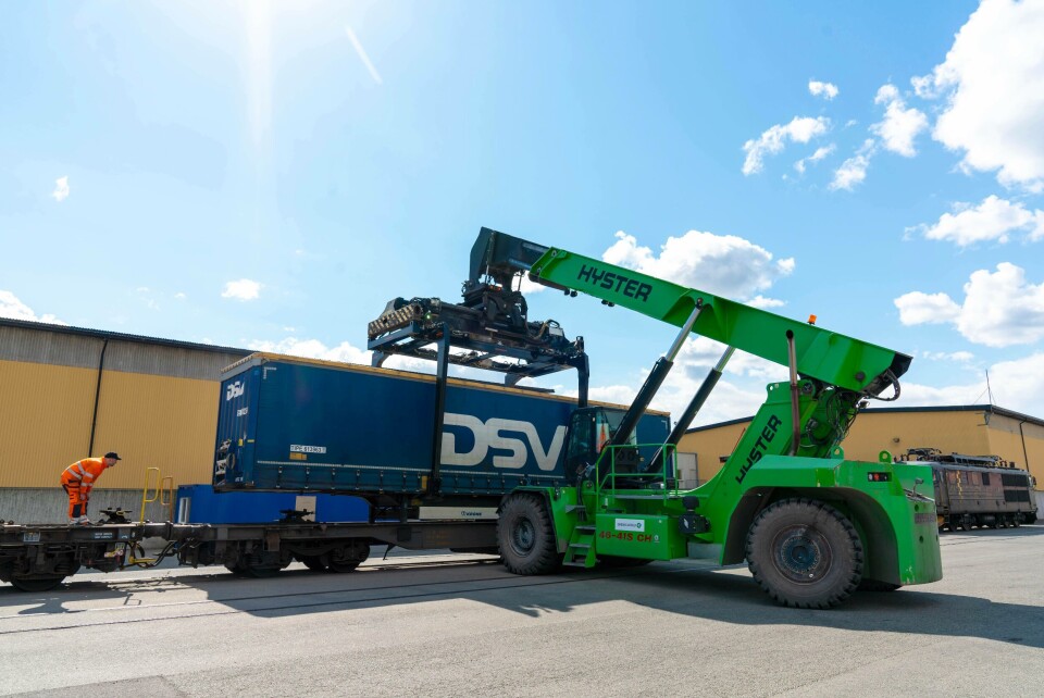 Vi har investert i nytt losseutstyr samt et kombinert løfteåk som sørger for å få semihengerne over på togene, forteller branch manager hos Greencarrier, Terje Alm. Foto: Drammen Havn