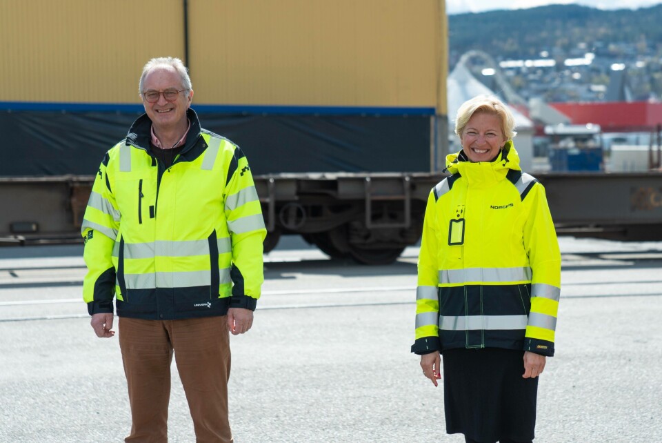 – Dette kan trygt sies å være en milepæl for Drammen havn, sier havnedirektør Einar Olsen etter at Norgips og administrerende direktør Hilde Kristin Herud nå benytter havna både til shortsea-frakt av råvarer og til frakt av ferdige produkt med jernbane. Foto: Drammen Havn