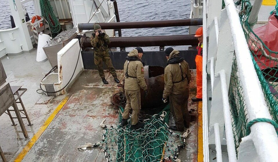 Personell fra forsvaret uskadeliggjorde minen om bord på 'Kristine Bonnevie'. Senere ble den senket i fjorden. Fotograf: Kjell Ove Sandøy, Havforskingsinstituttet