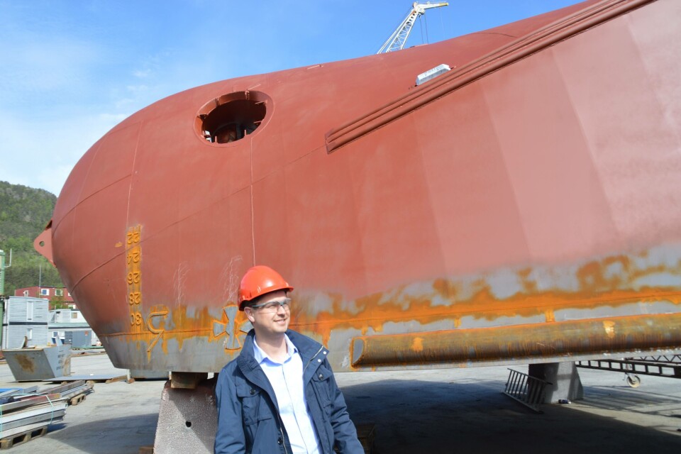 Tor Arne Leine viser frem en av modulene til neste fartøy. Foto: Gustav-Erik Blaalid.