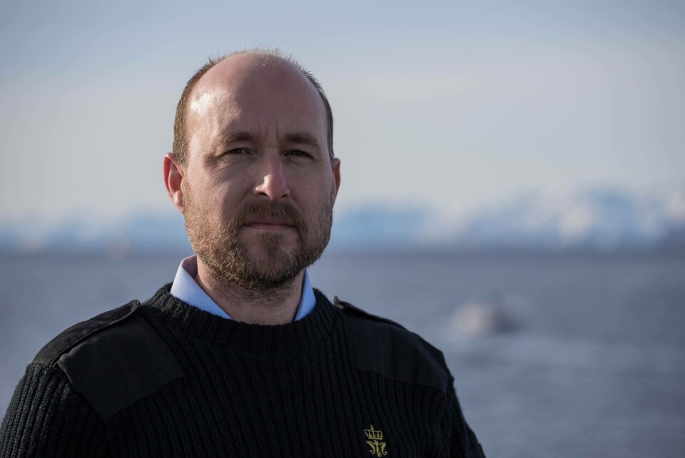 Førsteinspektør i Fiskeridirektoratet Trond Bakken forteller at navnet «Eir» kommer fra norrøn mytologi, og betyr havgudinne. Foto: Vegard Oen Hatten/Fiskeridirektoratet.