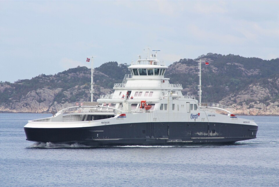 MF «Møkstrafjord» plukket opp de to som var om bord i det brennende fartøyet. Foto: Wikipedia