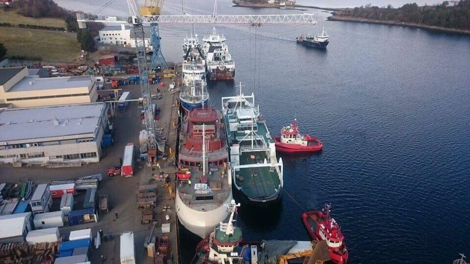 Med fire nybygg som skal leveres de nærmeste månedene, i tillegg til flere reparasjonsoppdrag er det stor aktivitet ved Fiskerstrand om dagen. Foto: Fiskerstrand Verft
