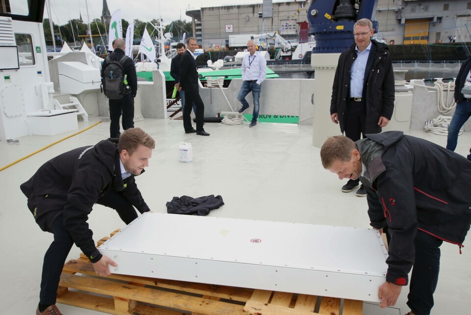 Dei tre Moen Marin karane har ingen problem med å setje batteripakken på høgkant. Foto: Vidar Alfarnes.