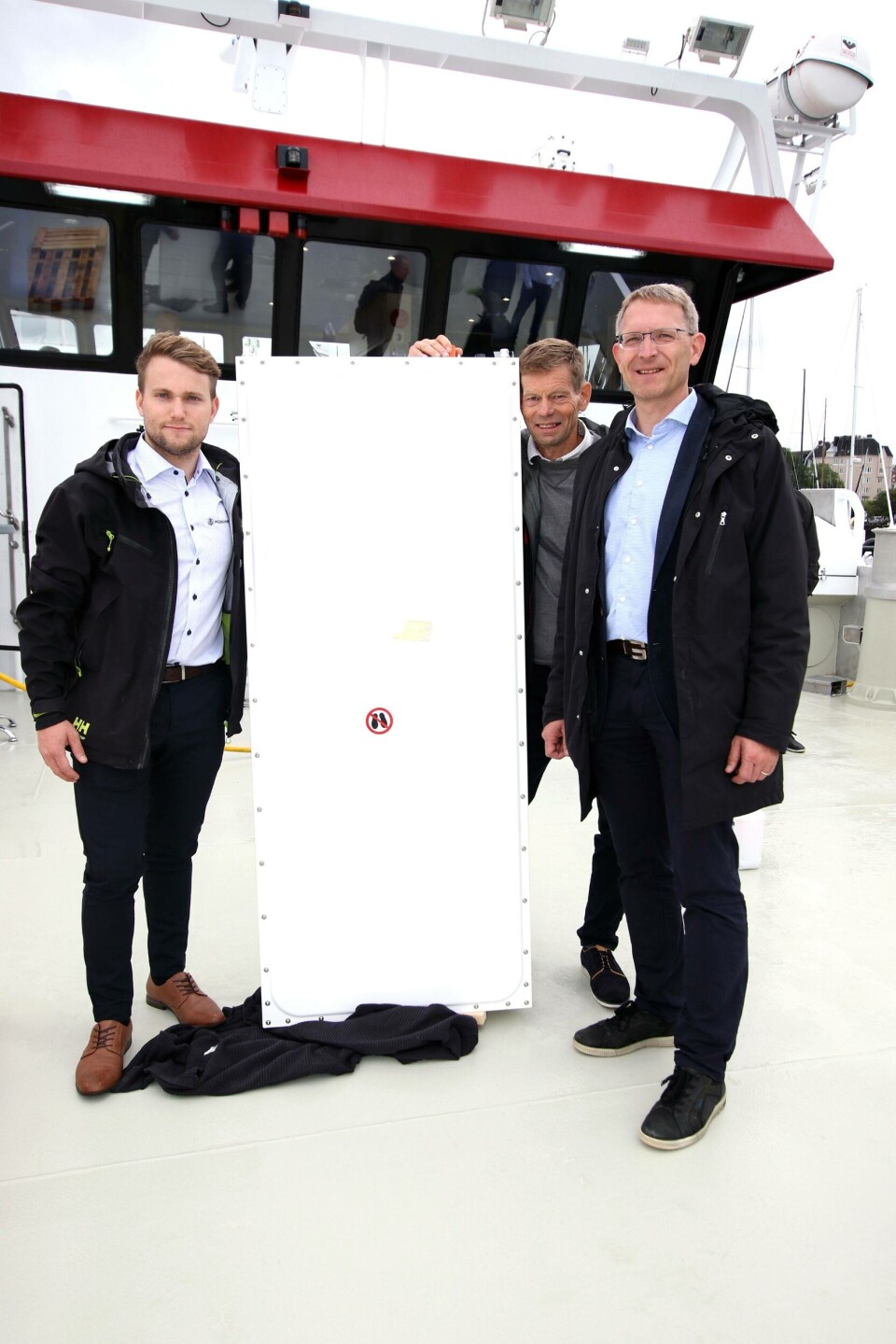 – Slik ser batterimodulen ut. Han tek lite plass, og kan monterast slik det passar oss best, forklarar Livik. På plass er også Egil Mollestad, sjefen i ZEM AS. Det er dei som har levert modulen. Foto: Vidar Alfarnes.