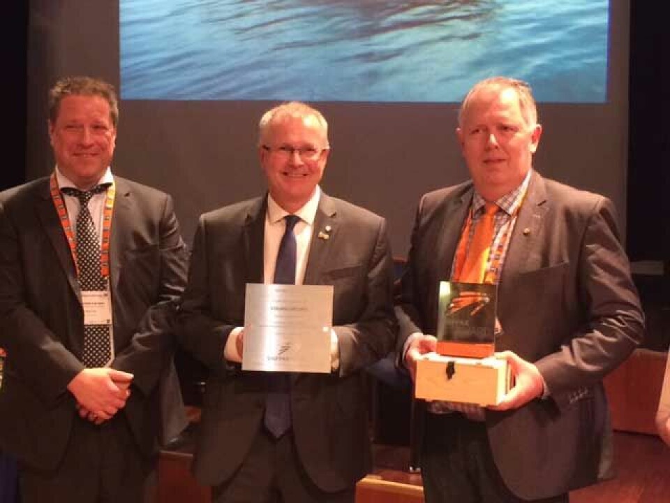 Trekløveret fra Fjord Line som mottok The Shippax Awards 2014 for ”Beste design” og ”Største LNG-ferge”. Fra venstre teknisk direktør Morten Larsen, administrerende direktør Ingvald Fardal og driftsdirektør Gert Balling. (Foto: Fjord Line)