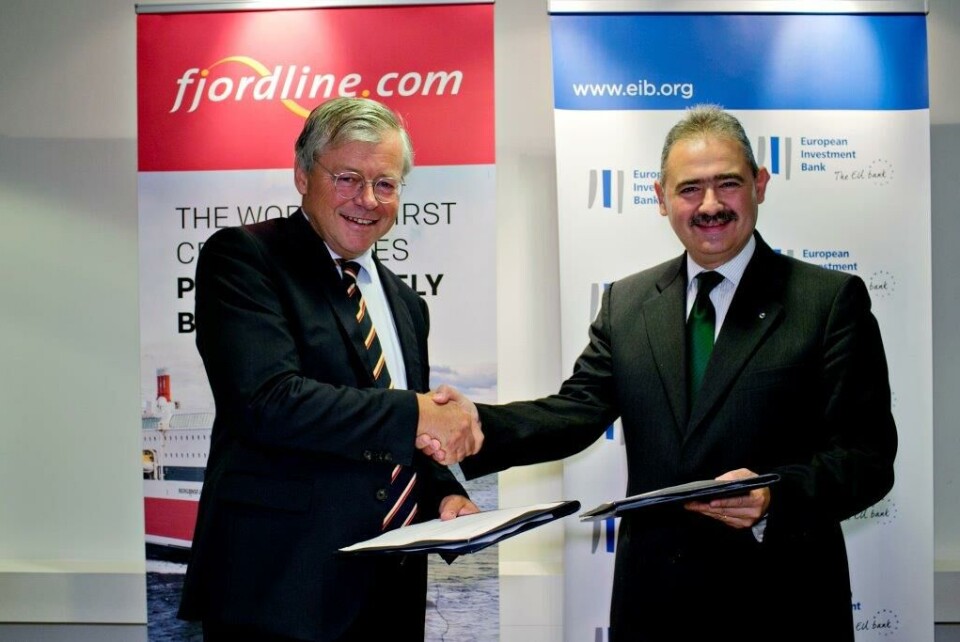 Styreleder Peter Frølich i Fjord Line og EIBs visepresident med ansvar for utlån i Norge, Mihai Tanasescu, fotografert under signeringsseremonien i Oslo tirsdag. (Foto: Anette Karlsen).