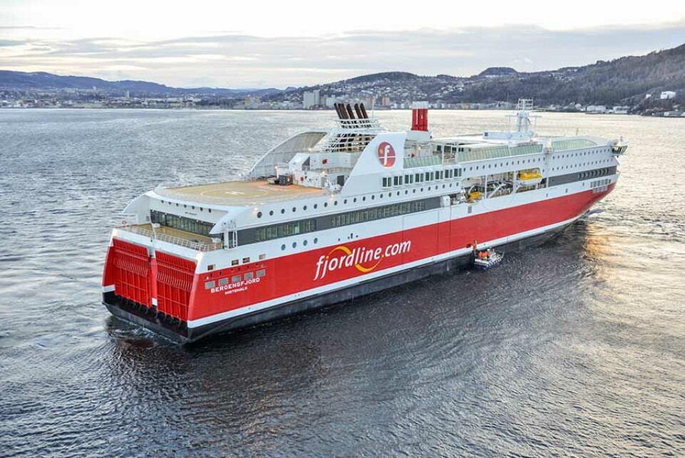 Nye MS «Bergensfjord» fotografert i forbindelse med testkjøringene som de siste dagene har pågått på Trondheimsfjorden, her med Trondheim i bakgrunnen. (Foto: Espen Gees)