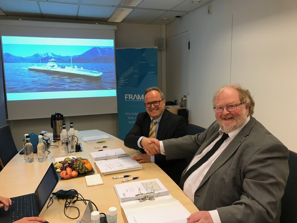 Dagfinn Neteland, administrerende direktør i Fjord1 AS, og Gudmund Lode, juridisk sjef i Møre og Romsdal fylkeskommune, signerte kontrakten. Foto: Fjord1