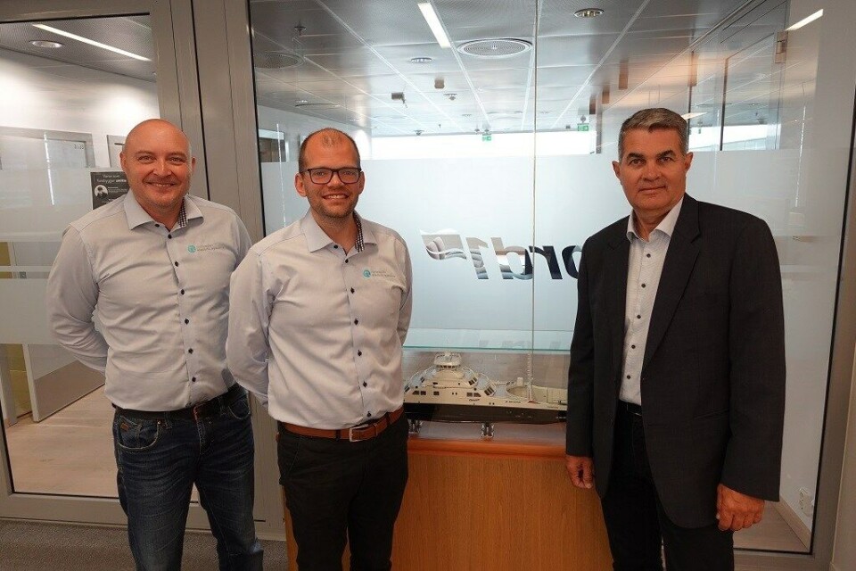 F.v.: SVP Sales i NES Stein Ruben Larsen, Sales manager i NES Martin Aasheim og prosjekt og teknologidirektør i Fjord1 ASA, Nils Kristian Berge. Foto: NES