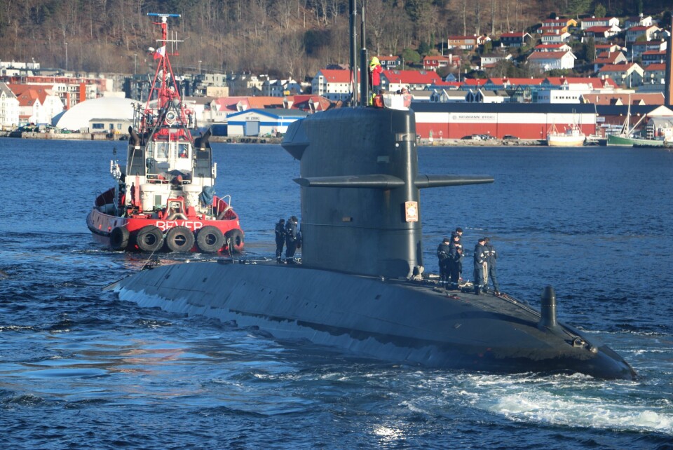 Flåtebesøk i Bergen. Den nederlandske ubåten Bruinvis bukseres til kai ved Bontelabo. Flere bilder nederst i artikkelen. Fotos: Cornelis Hulst/Skipsrevyen