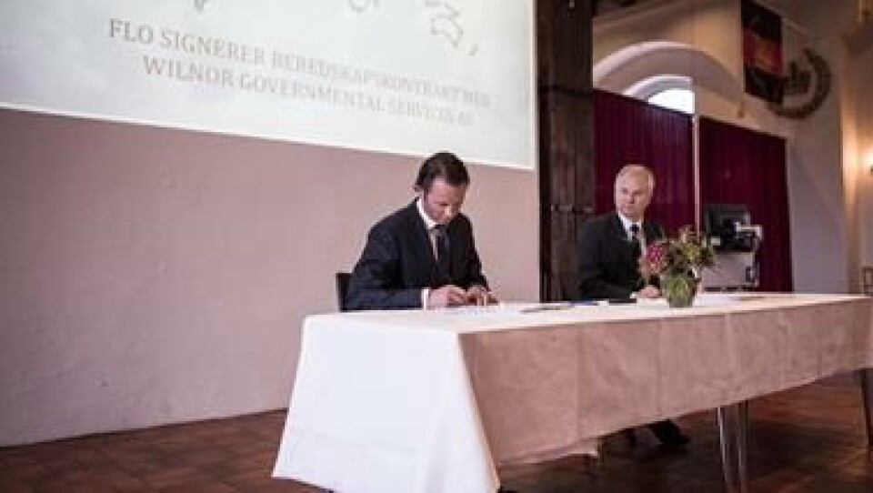 Konsernsjef Thomas Wilhelmsen (t.v) og sjef FLO Petter Jansen, signerer kontrakten