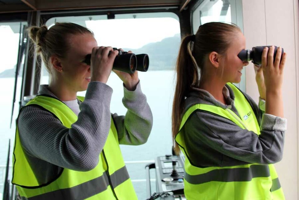 Framsynte jenter: To av jentene ved fjorårets Havyard Academy Summer Program som hadde jobb i maritim bransje i kikkerten. FOTO Havyard