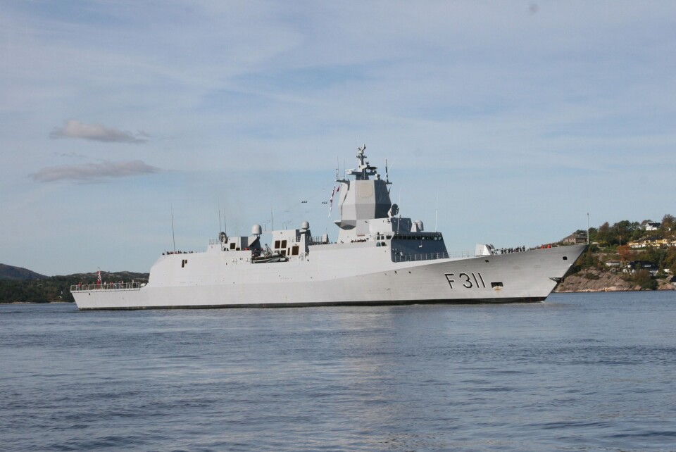 KNM Roald Amundsen ankommer Haakonsvern første gang 28.09.2007 og er fulgt inn av KNM Fridtjof Nansen