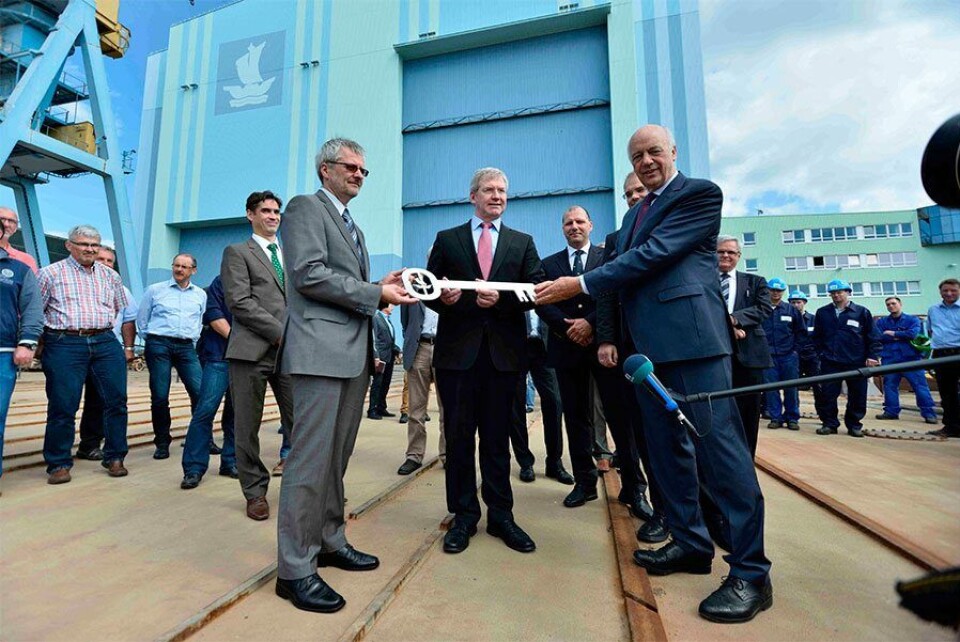 Berthold Brinkmann (right) hands over the symbolic key to Fred Wegener (left), Executive Vice President Operations Nordic Yards, and Jürgen Wollny (middle), Executive Vice President Finance and Administration Nordic Yards