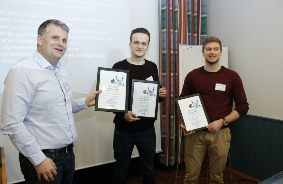 Juryleder Rune Volden sammen med NTNU-studentene Sveinung Liavaag og Albert Havnegjerde. Foto: NFA