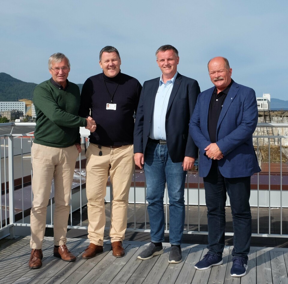 Kurt Jessen Johansson (fra venstre) og Knut Thomas Kusslid, gleder seg sammen med havnedirektør Asle Andersen (Nord-Trøndelag Havn Rørvik) og Jan Olav Bjerkestrand (Kristiansund og Nordmøre Havn) over sterk politisk støtte fra Trøndelag til arbeidet med å flytte laks fra veg til sjø.