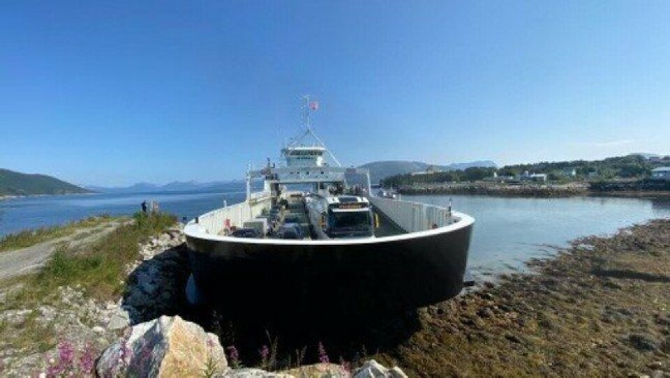 Bilferge gikk på grunn i Nordland med 49 passasjerer om bord. Foto: Elena Junie Paulsen/NRK.
