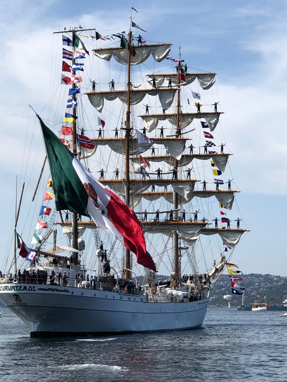 Det meksicanske skipet var det siste som forlot Bergen etter Tall Ship Races. Foto: Ole Andreas Drønen