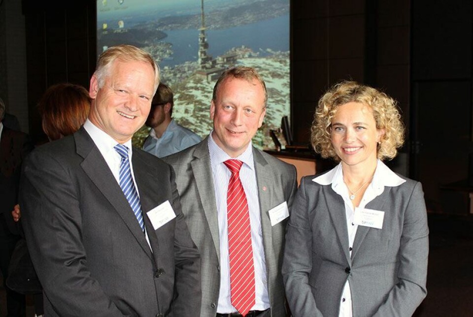 Per Rune Henriksen, statssekretær i Olje- og energidepartementet sto for den offisielle åpningen av Uptime Centre of Competence. Her er han flankert av daglig leder i senteret Geir Storaas og styreleder Linn Cecilie Moholt. Foto: Hans-Petter Bjørkli