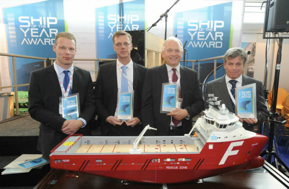 Fra utdelingen i 2012 der "Far Solitaire" ble kåret til Ship of the Year. Fra v: Martijn de Jongh (Rolls-Royce), Ståle Synes (kaptein), Steinar Nerbøvik (STX OSV Langsten) og Sverre A. Farstad (Farstad Shipping).