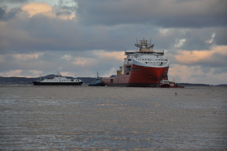 To slepebåter tar over siste etappen inn til Brattvåg.