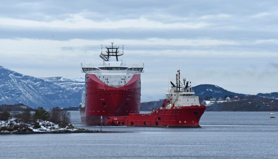 Her er det 'BB Troll' som bukserer skroget til 824 inn til Søviknes. Foto: Skipsrevyen