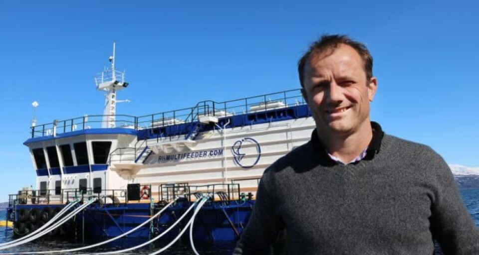 Daglig leder Ørjan Wenberg ved flåten i Storvika som nå forsynes med elektrisk kraft i stedet for energi skapt av dieselaggregater. Foto: Lars Antonsen, Designia.