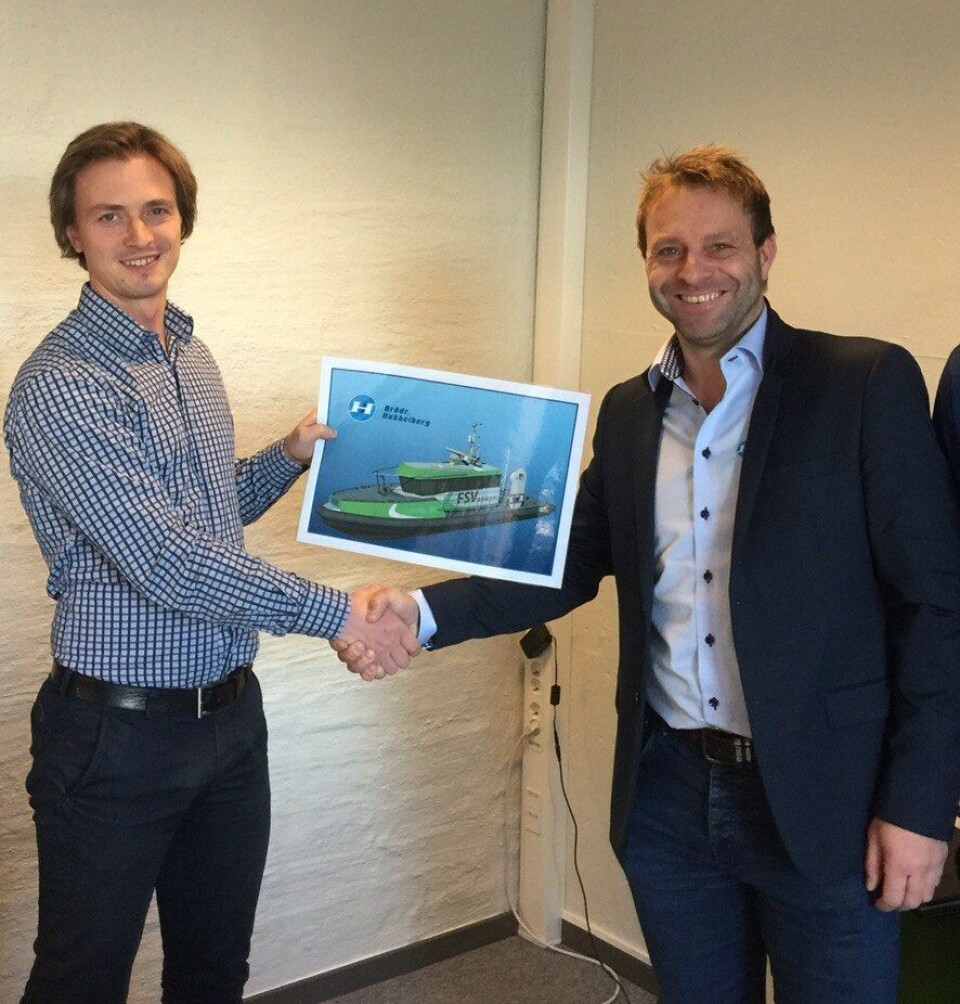 Petter Thoresen i InspectMar og Kenneth Dale i Brødrene Hukkelberg under kontraktssignering. Foto: Brødrene Hukkelberg