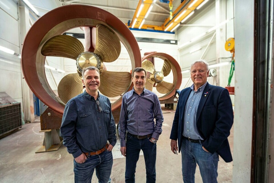 Brunvolls salgskorps har gjennom flere år arbeidet målrettet inn mot det viktige shuttletank markedet. Her representert ved (f.v.) Anders Ulvestad, John Sjåholm og Per Olav Løkseth som fronter et par thrusterseksjonerFoto: Jørgen Eide/Brunvoll AS