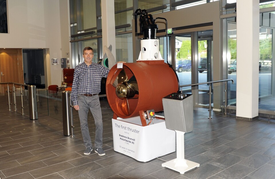 Verdens eldste bevarte sidepropell blir å se utstilt på Brunvolls stand A0144 under Nor-Fishing i Trondheim. Her er den avbildet i Brunvoll Kompetansesenter sin hovedinngang i Molde sammen med John Sjåholm fra Brunvolls markedsavdeling som var delaktig i gjenfinningen av thrusteren i Namibia. Det var John som reiste ned og fikk hjelp til å skjære thrusteren ut av skroget på huggeplassen. Foto: Jørgen Eide