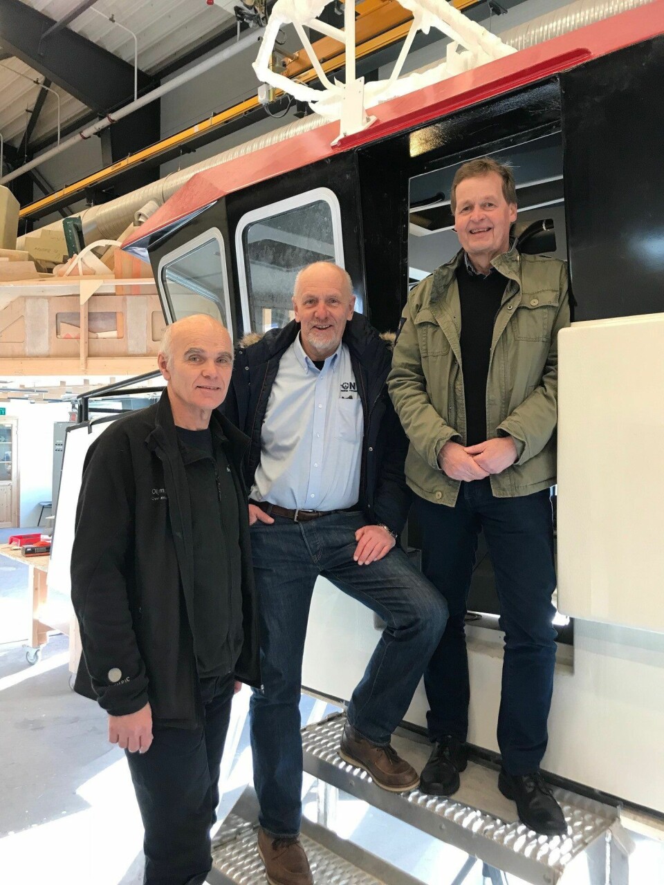 F.v. Per Breivik (Brødrene Hukkelberg) sammen med daglig leder Dag William Wroldsen (i midten) og prosjektleder Wigulf Schjøll (t.h.) fra Norsk Yrkesdykkerskole Foto: Brødr. Hukkelberg