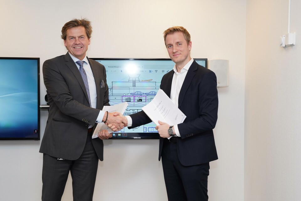 Assisterende fylkesrådmann Hjalmar Solbjør-Nørstebø signerer kontrakten om bygging av ny Randsfjordferje med direktør Marco Hoogendoorn fra Holland Shipyards Group BV. Foto: Oppland fylkeskommune/Frøydis Haug