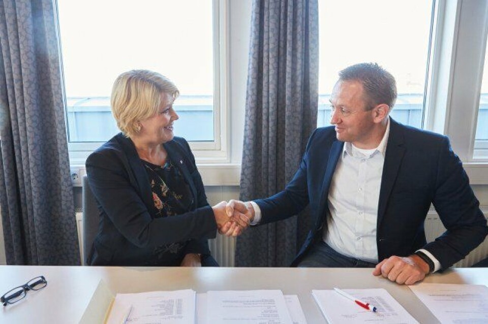 Fylkesråd for utdanning, Hild-Marit Olsen (Ap) og direktør i verftet Hvide Sande, Carl Erik Kristensen signerer kontrakt for bygging av opplæringsbåt til 50 millioner kroner. Foto: Thor-Wiggo Skille