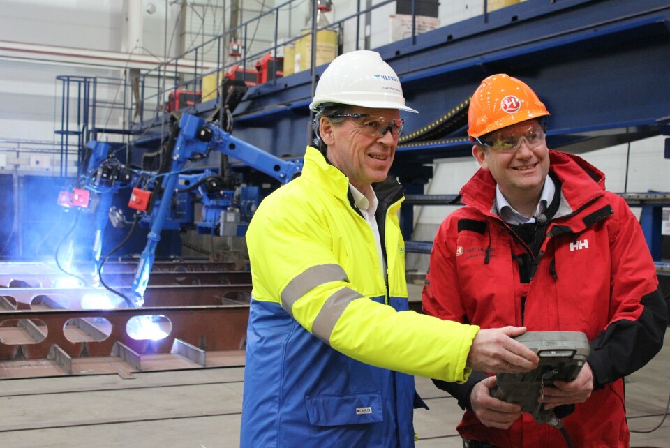 Bildet viser konsernsjef i Hurtigruten Daniel Skjeldam til høyre, og konsernsjef i Kleven Ståle Rasmussen som kjører i gang arbeidet på 'Roald Amundsen'. Arkivfoto: Marianne Hovden/Kleven/Hurtigruten