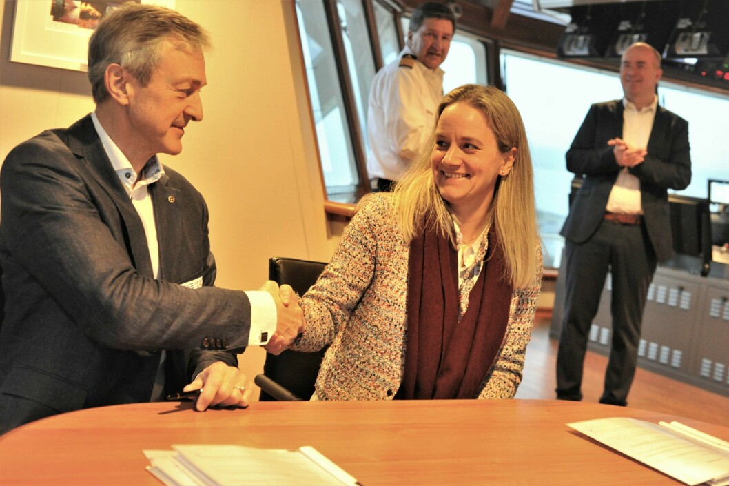 Remøy Shipping-sjef Karl-Johan Bakken og Tonje Angelfoss fra Equinor har signert de nye kontraktene. Foto: Equinor/Vidar Hardeland