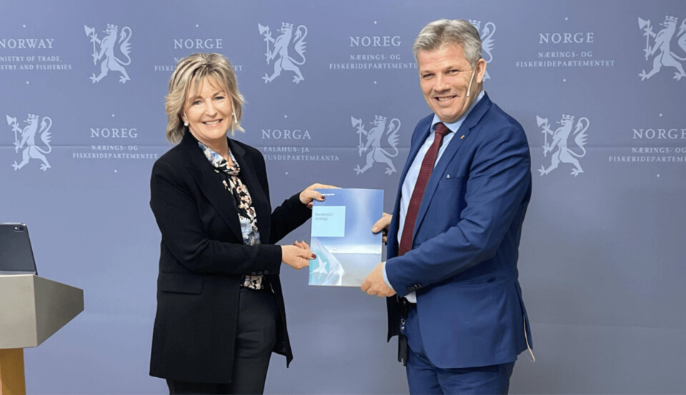 Leder av strategiutvalget Maritim 21 Ingrid Schjølberg til Fiskeri- og havminister Bjørnar Skjæran. Foto: Sigbjørn Larsen.