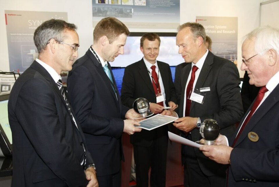 The official hand-over ceremony of the 10,000th Standard 22 Gyro Compass to Ulstein Verft and Remøy Shipping at Nor-Shipping. Foto:Skipsrevyen
