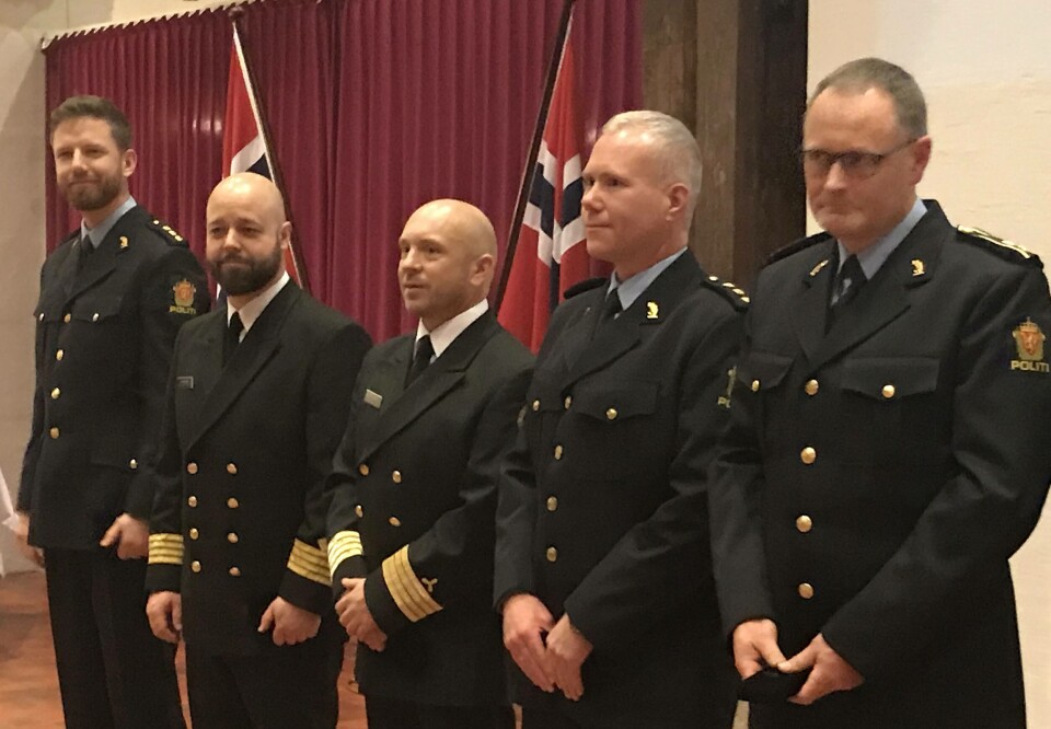 (Nr to f.v.) Skipsfører Lars-Petter Helminsen og maskinsjef Helge Reppe på medaljeseremonien på Akershus festning.